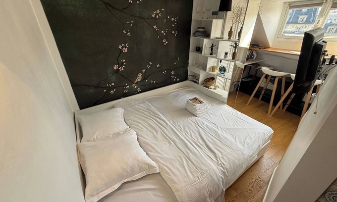 2nd Arrondissement Apartment | BnBNook - Chic Studio by Place des Victoires