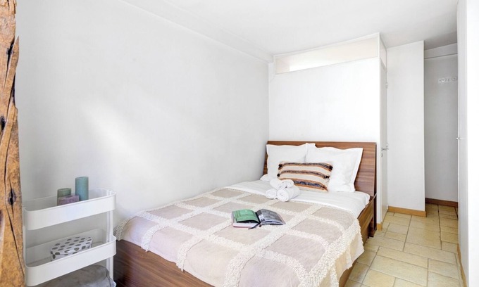 Les Iles Apartment | BnBNook - Studio on Ile Saint-Louis and Notre-Dame