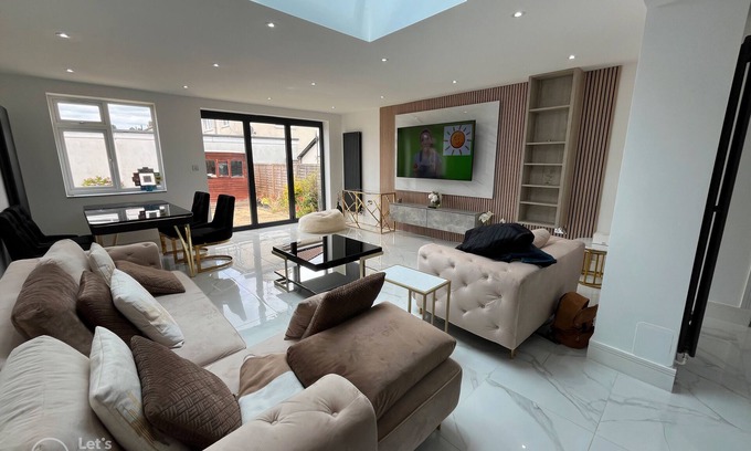 Borehamwood House | BnJ Luxury 2 Bedroom Cozy Retreat in Borehamwood