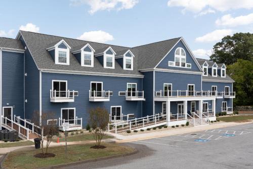 Livingston Hotel | Boardwalk Hotel on Lake Anna by Kasa