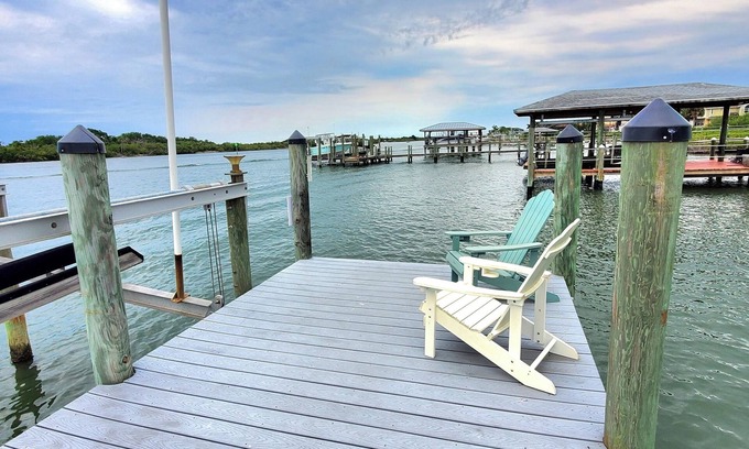 Edgewater House | BOAT DOCK SPOT DOLPHIN/FISH Deals-Cozy house 3/2 , 5 mins to New Smyrna Beach.