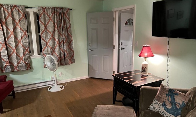 Willoughby Spit Apartment | Boat House Ground Floor #2 - 1 BR WaterFront, Wifi apts