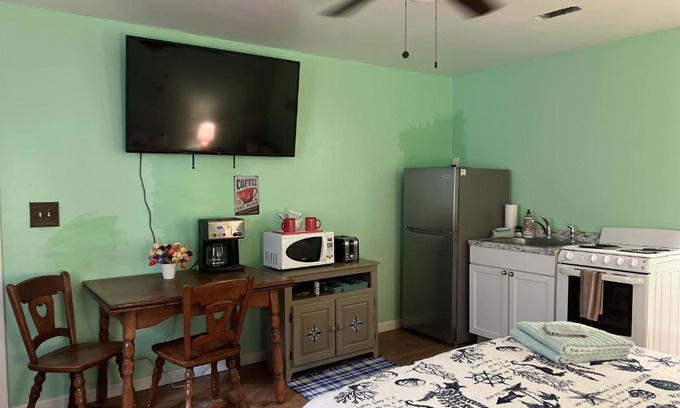 Willoughby Spit Apartment | Boat House Studio - Water Front Pets WiFi Smart TV apts