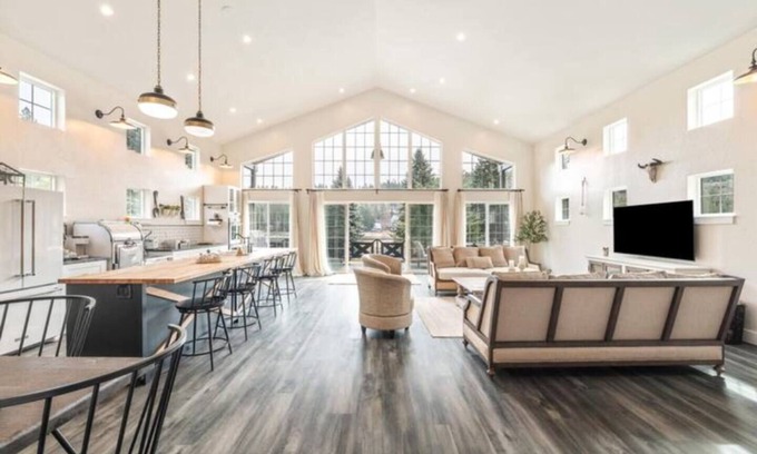 Coeur d'Alene House | Boat slip, Community beach, arcade games, water toys!