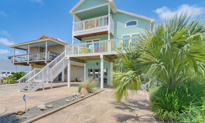 Galveston House | Boat Slip + Decks: Waterfront Gem Near Galveston!