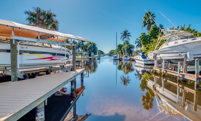 Yacht Club House | BOATERS.HOUSE Cape Coral, Florida