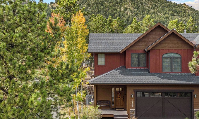 Estes Park House | Bobcat Bunkhouse in Estes Park-3 Bed Family Retreat with Wi-Fi A/C Games Hot Tub