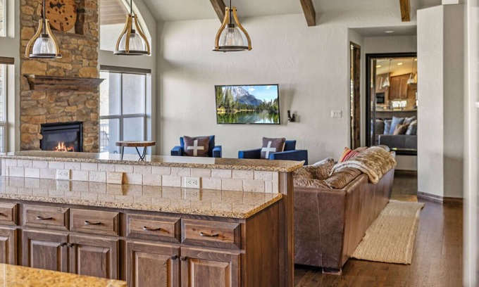 Colorado Springs House | BOBCAT LODGE · ✔︎ Sleeps 25+⎜Movie Room⎜Garage⎜Hot Tub, Chef Kitc