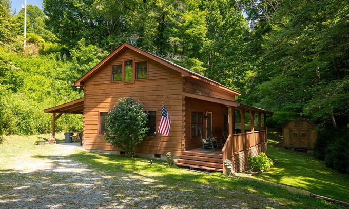 Sugar Grove Cabin | 🐾 Bobcat Run - real log cabin w/huge hot tub! Near Watauga Lake 🚤 & River 🐟