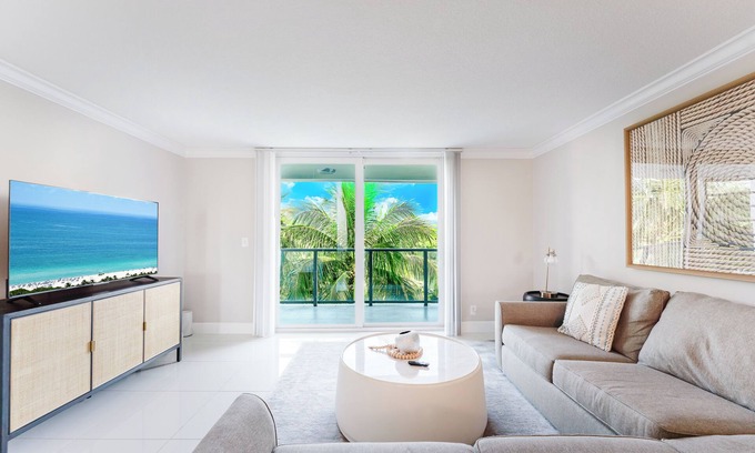 Boca Raton Condo | Boca Raton Escape Pool Directly Across from Beach