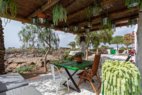 Las Brenas House | Bohemian Art House - 2BR in Yaiza & Garden