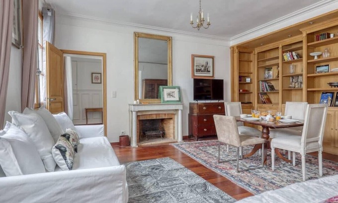 Saint-Thomas-d'Aquin Apartment | Bohemian & Authentic Parisian Flat - Paris 07