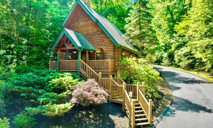 Hemlock Hills Cabin | "Bohemian Falls Chalet" A Lux Romantic Cabin,DWNT,Walkable,Fireplace,Hotub,pets