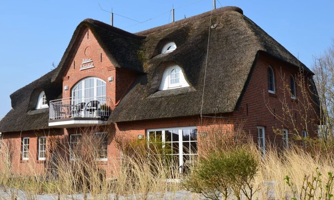 St. Peter-Ording Condo | Böhler Butendiek - 5-star vacation apartment under thatch (pet-friendly)
