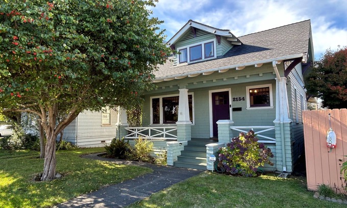 Eureka House | Boho Bungalow! King Bed-Full Backyard-Washer-Dryer-Fast WiFi!