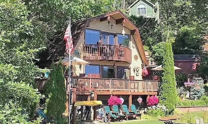 Bolton Landing House | BOLTON/NORTHWEST BAY LAKEFRONT HOME WITH PRIVATE BEACH