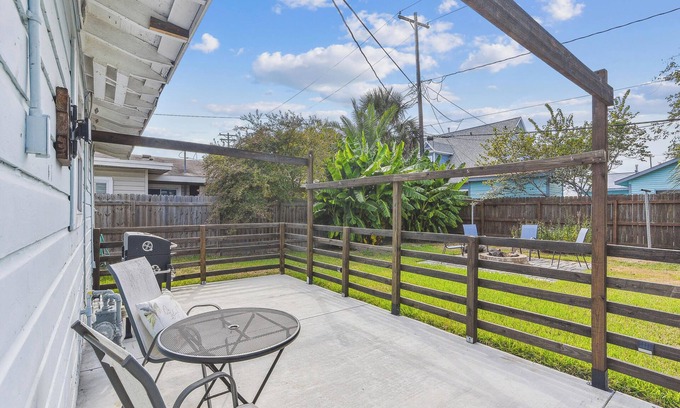 Galveston House | Bonita Beach House | Close to UTMB & Cruise Terminals +Dog Friendly + Firepit!