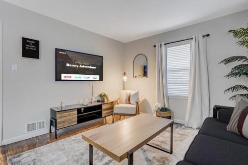 Central Colorado Springs Apartment | Bonny Adventure Downtown w Hot Tub & Fire Pit