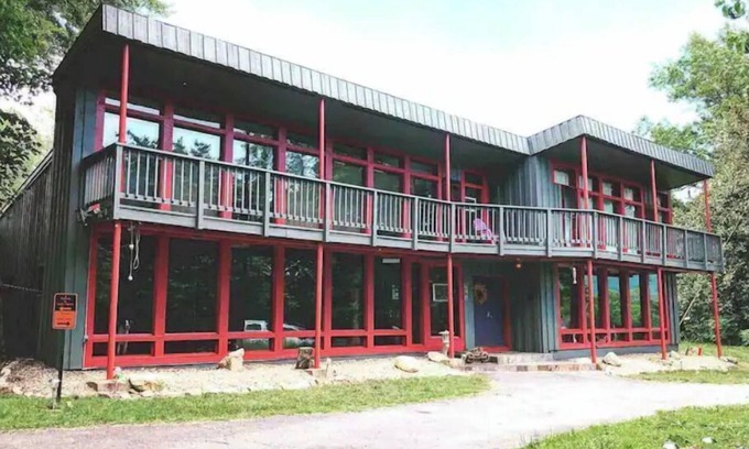 Afton House | Boogie Nights Manor on VA's Brew Ridge Trail nestled in the Blue Ridge Mountains
