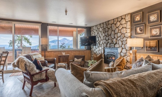 Mammoth Lakes House | Book a Summer Getaway Today! Townhome with Private Hot Tub and Incredible Views