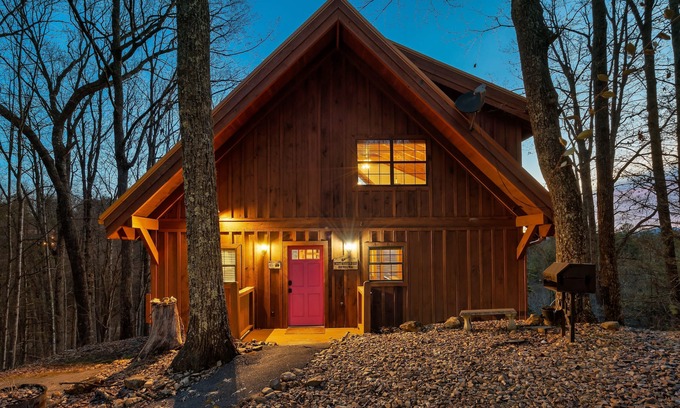 Gatlinburg - Pigeon Forge Cabin | Book Early! Popular Mountain Top Cabin l Smokys