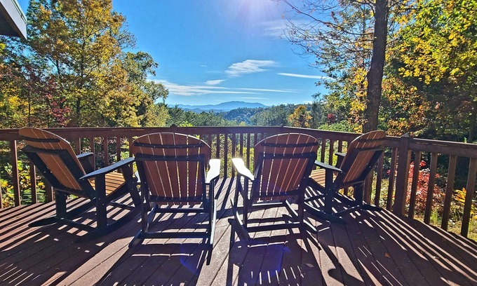 Gatlinburg - Pigeon Forge Cabin | Book For Fall Ya'll - MNT Views - WiFi- King Beds - Fishing Themed - Hot Tub