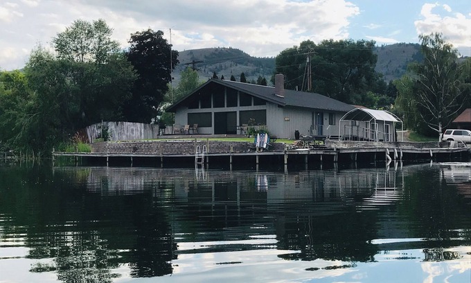 Oroville House | Book now for summer fun! Beautiful Lakefront Home close to dining & town.
