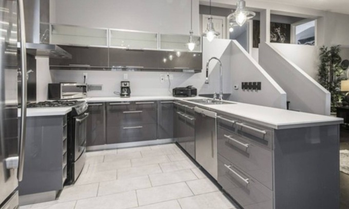 Lakeview House | BOOK NOW! King bed! Entire Home! Perfect location. 5 star accommodation!