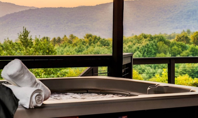 Fairview House | Book Sep Now w/Awesomet Views! Heated Pool! Sauna