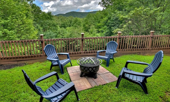 Mineral Bluff Cabin | Book w/Owner, Not Agency, Firepit, Hot Tub, Game Room, 3 King Beds & Paved Roads