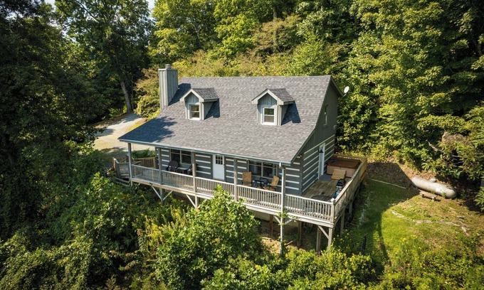 Boone Cabin | Boone/Blowing Rock Mountain View Cabin: Hot Tub, Sleeps 8 - Perfect Getaway!