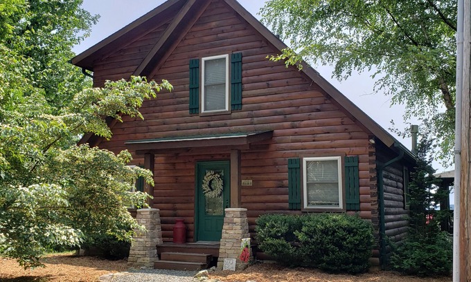 Deep Gap Cabin | Boone is BACK and new LOW rates for our cozy cabin - hot tub, hikes and nature!