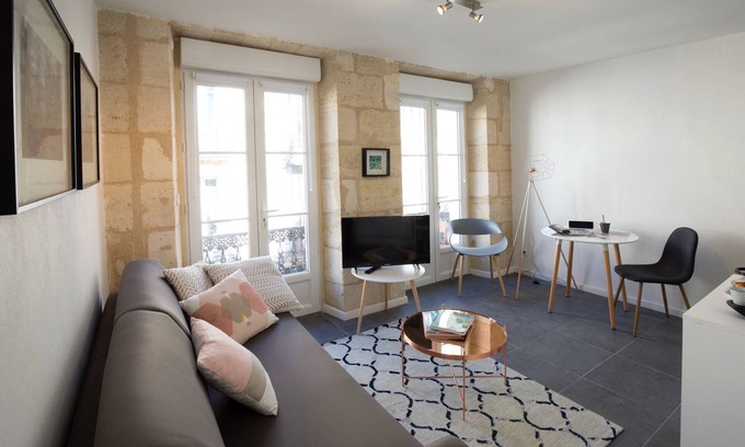 Hotel de Ville - Quinconces Apartment | Bordeaux historic center with Balcony