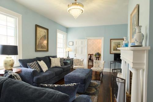 Natchez House | Borum House - 3 Bed, 2 & Half Bath, Full Kitchen, Heart of Downtown Natchez