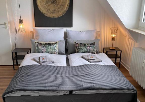 Mittelmeiderich Apartment | BOSTEL 1 - Modernes Dachgeschoss-Studio in Duisburg Meiderich, 4,7 km Hbf, U-Bahn 250m, Flughafen Düsseldorf 28 km, Landschaftspark 2,9 km