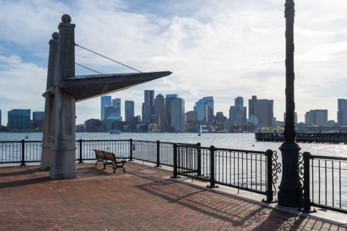 Jeffries Point Apartment | Boston Skyline Stay 1BR with City Views
