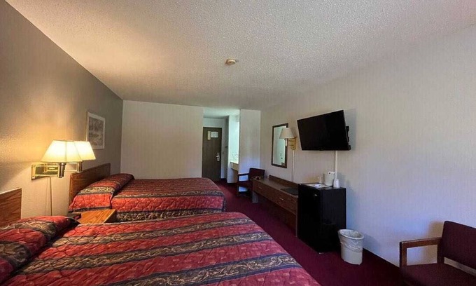 Boulder Junction House | Boulder Bear Motor Lodge - Two Queen Beds 117 Front