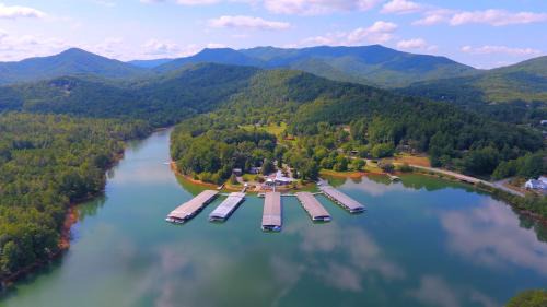 Hiawassee Resort | Boundary Waters Resort & Marina
