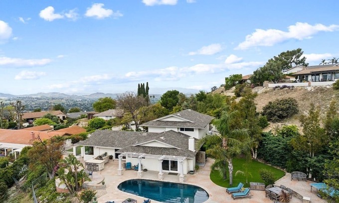 Thousand Oaks House | Bouquet Cottage (4-Bedroom Home) with Pool - Pets Allowed by RedAwning