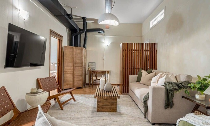 Drumheller Apartment | Bourbon | Retro Getaway | Sleeps 4 & Full Kitchen!