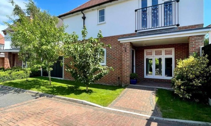Christchurch House | BOURNECOAST: FAMILY HOME IN CUL-DE-SAC WITH GARDEN - PARKING - WIFI - HB7358