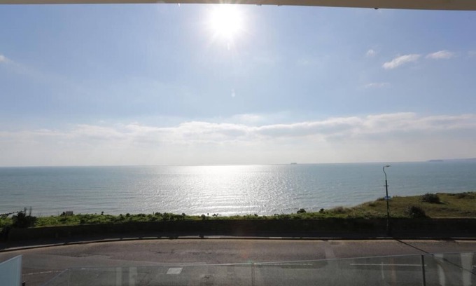 Bournemouth House | BOURNECOAST: MODERN HOME ON CLIFFTOP-SEA VIEWS, BALCONY, GARDEN & PARKING-HB6314