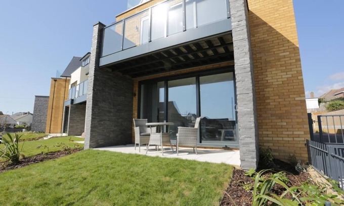 Bournemouth Apartment | BOURNECOAST: MODERN 2 BEDROOM APARTMENT WITH PATIO CLOSE TO SANDY BEACH - FM8413