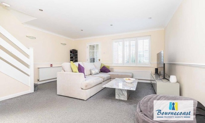 Mudeford House | Bournecoast: Three Bedroom Family Home with Parking/Garden in Mudeford - HB9617