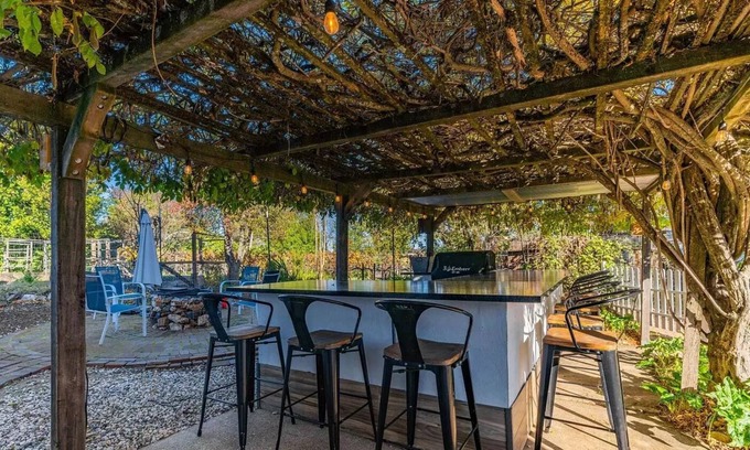 Auburn House | Boutique 1950's spacious house near nature trails, cafe's - 5 min to downtown