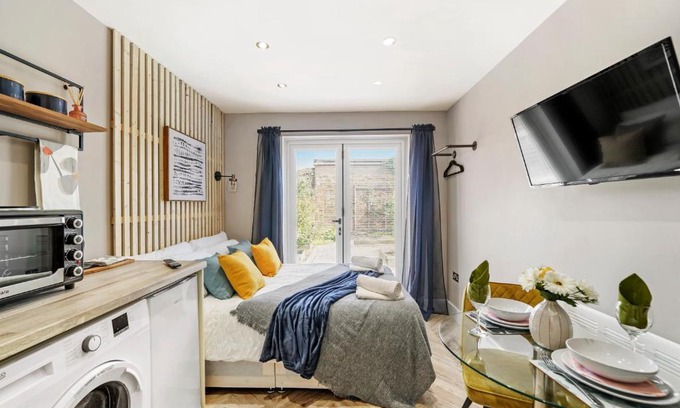 Heathrow Villages Apartment | Boutique Heathrow Studio's - Parking - Garden