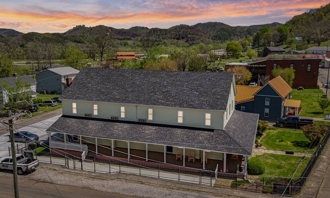 Tellico Plains Hotel | Boutique Inn, The Byrum Room 3B, Minutes from The Cherohala Skyway
