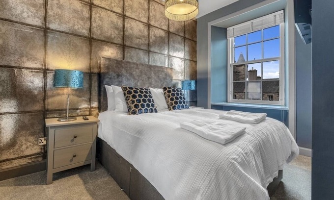 Old Town Apartment | Boutique Modern Royal Mile Apartment Sleeps 4