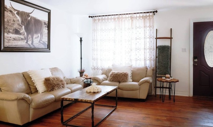 Rio Grande Blvd House | Boutique on Beryl: Pets+3King+Peacocks+Old Town