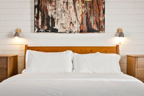 North Downtown Hotel | Boutique Room steps from Downtown Mall Rose Jean - Room 4
